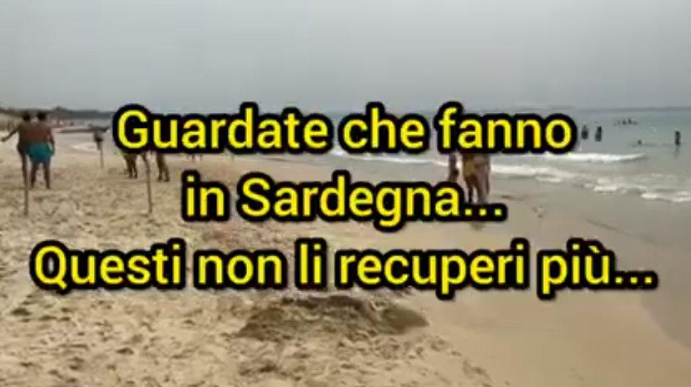 Gli irrecuperabili: Partita a calcetto in spiaggia con la mascherina